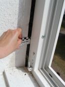 Anschlussfuge zwischen Fensterrahmen und Fensterleibung ohne Dämmung und ohne Luftdichtheitsebene